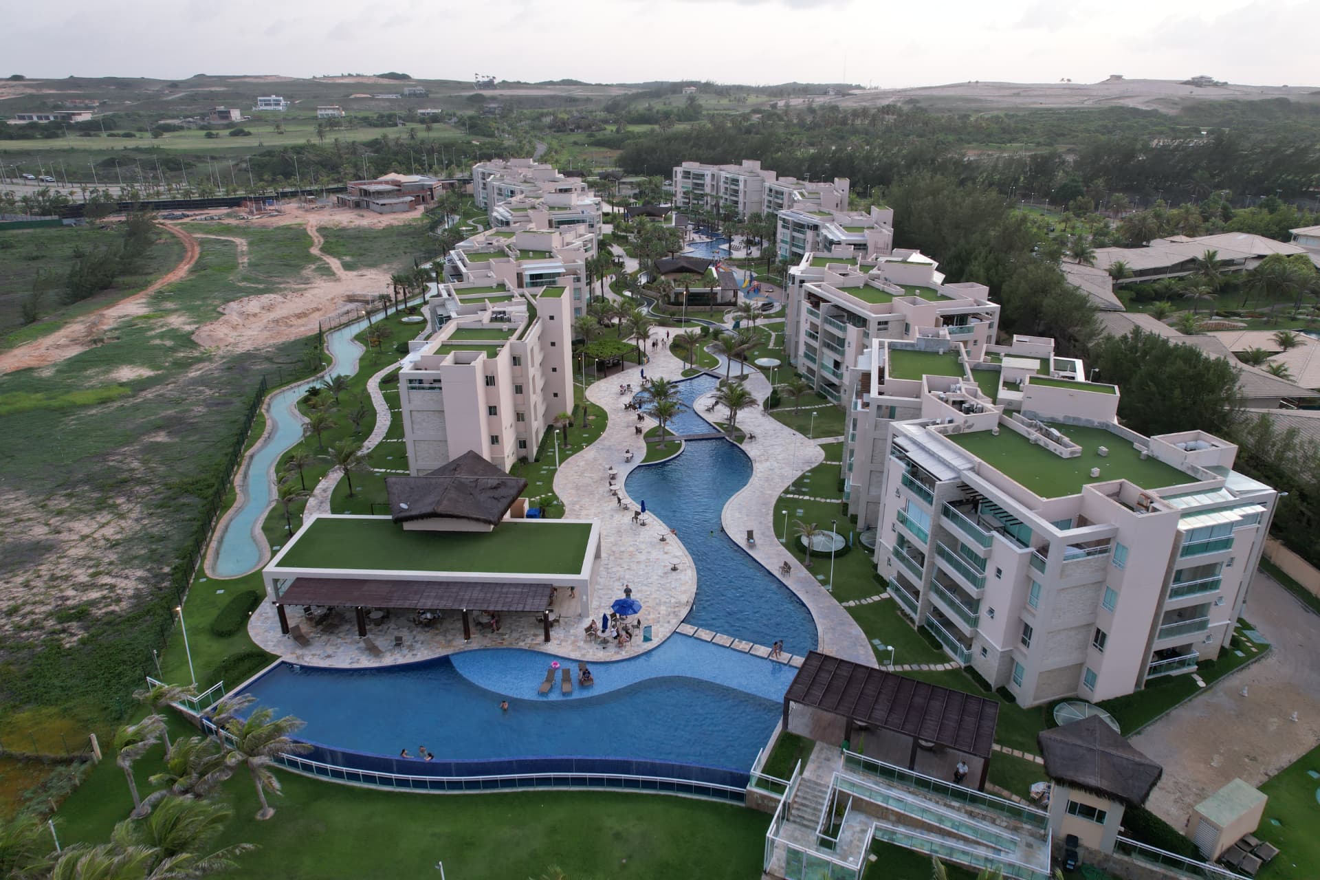 Vista aérea das piscinas, jardins e edifícios do Aquiraz Riviera