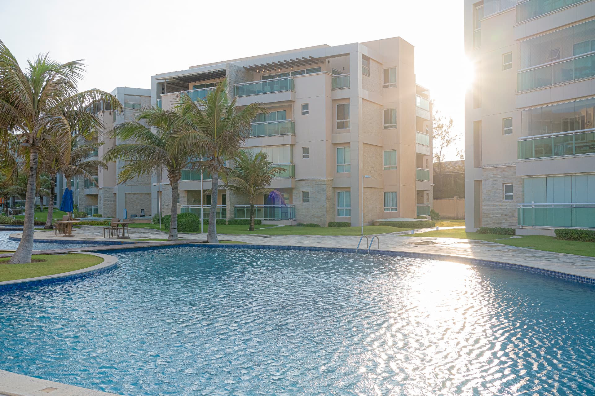 Piscina e fachada dos edifícios do Aquiraz Riviera